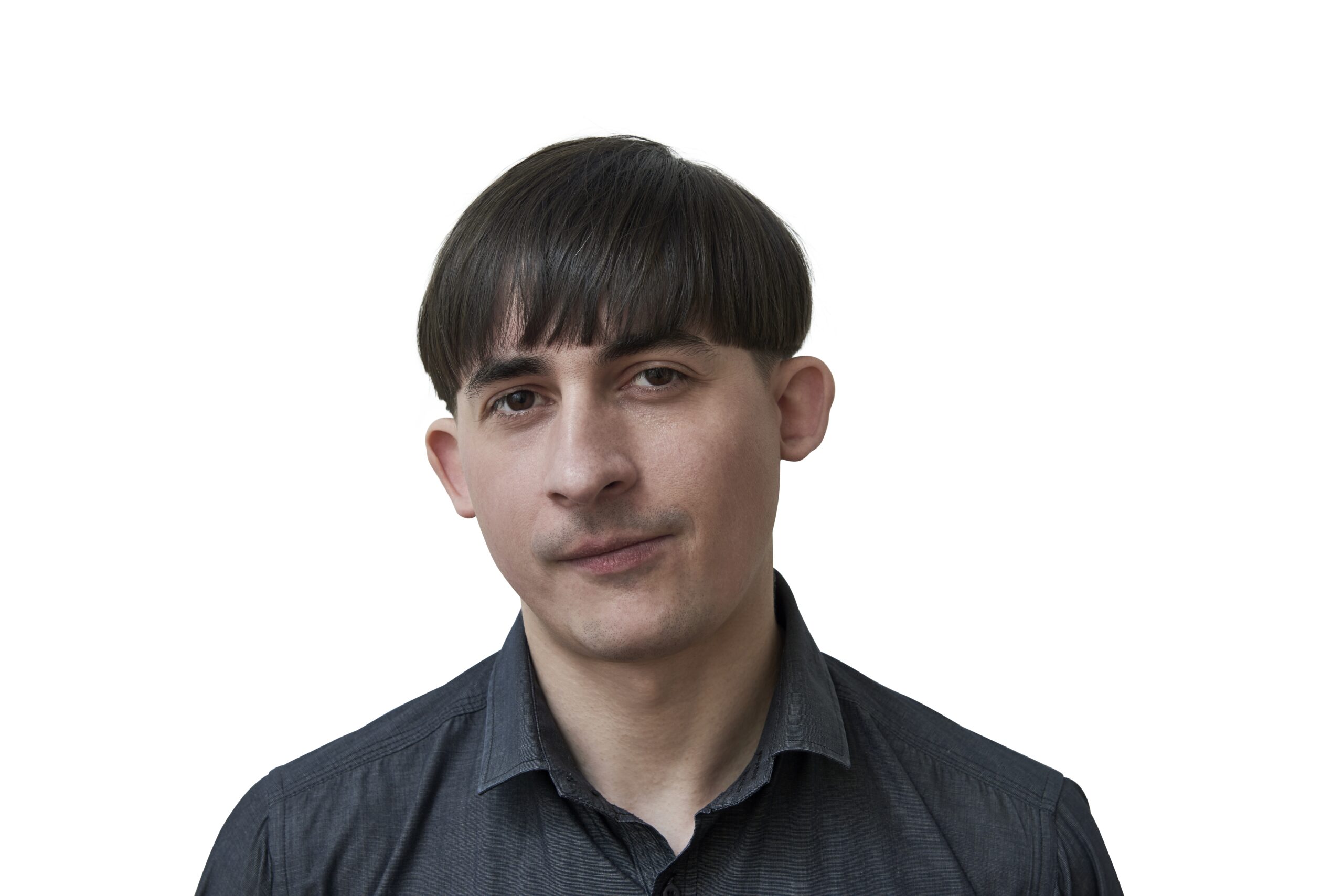Miłosz Pękala, portret na jasnym tle.